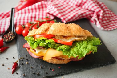 Lezzetli kruvasan sandviç kayrak plaka üzerinde