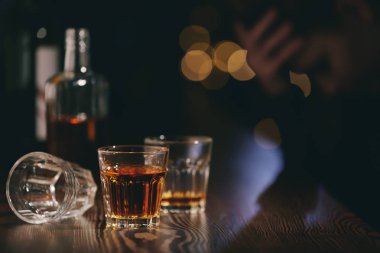 Tablo arka plan bulanık karşı içki gözlüklü. Alkolizm sorunu
