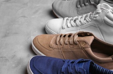 Gri arka plan üzerinde farklı Erkek Ayakkabı