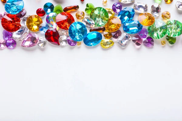 Pierres précieuses colorées pour bijoux sur fond blanc — Photo