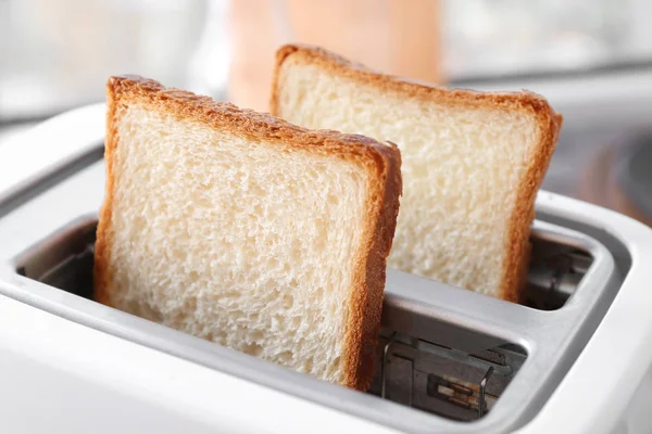 Brotscheiben im Toaster, Nahaufnahme — Stockfoto