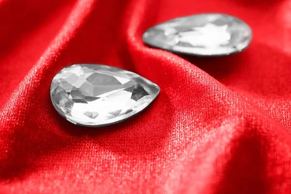 Drahé kameny pro šperky na červeném sametu — Stock fotografie