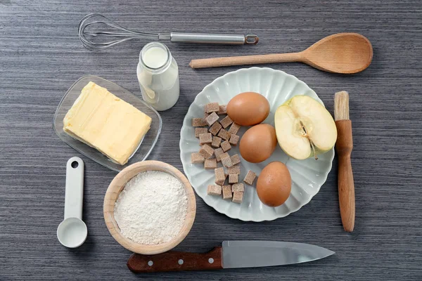 Ensemble d'ustensiles de cuisine avec des produits sur fond en bois. Cours de maître de cuisine — Photo