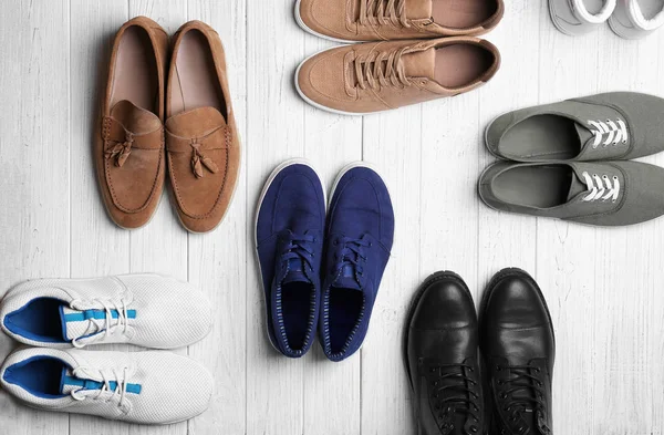 Zapatos masculinos diferentes sobre fondo claro — Foto de Stock