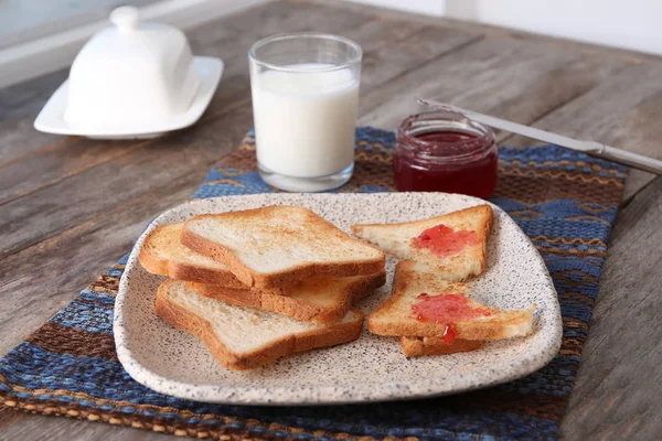 Placa con pan tostado y mermelada en la mesa —  Fotos de Stock
