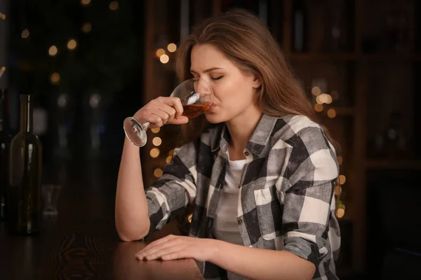 Junge Frau trinkt Wein in der Bar. Alkoholproblem — Stockfoto