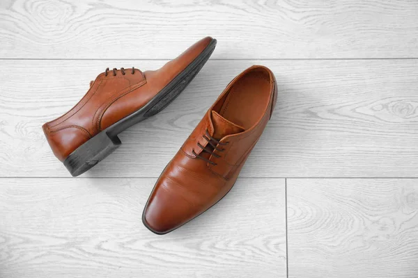 Elegantes zapatos masculinos en suelo de madera — Foto de Stock
