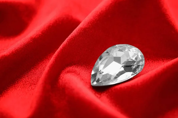 Piedra preciosa para joyas en terciopelo rojo —  Fotos de Stock