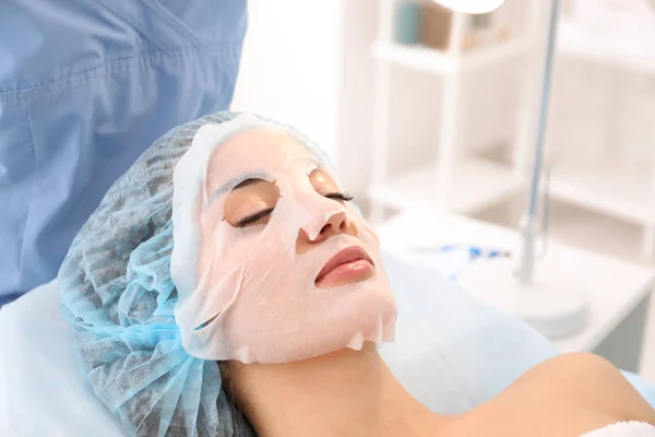 Young woman having beauty treatment in salon — Stock Photo, Image