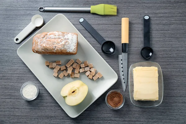 Conjunto de utensílios de cozinha com produtos sobre fundo de madeira. Culinária master classes — Fotografia de Stock