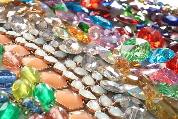 Bijoux avec diverses pierres précieuses colorées — Photo