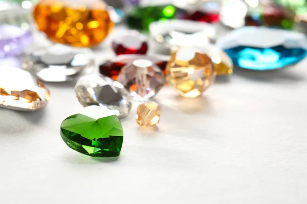 Pedras preciosas coloridas para jóias sobre fundo branco — Fotografia de Stock