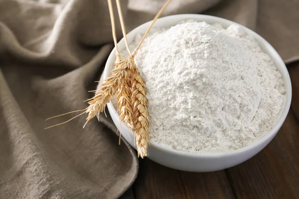 Farina di grano in ciotola sul tavolo, primo piano — Foto Stock