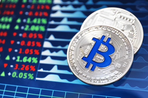 Silber-Bitcoins auf dem Bildschirm mit Wechselkursen. Finanzhandel — Stockfoto