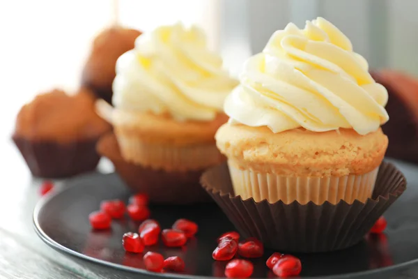 Plate with tasty cupcakes, closeup — Stock Photo, Image