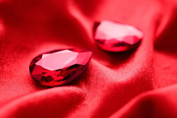 Piedras preciosas para joyas en terciopelo rojo —  Fotos de Stock