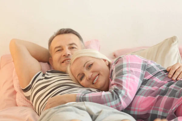 Senior paar op bed samen — Stockfoto