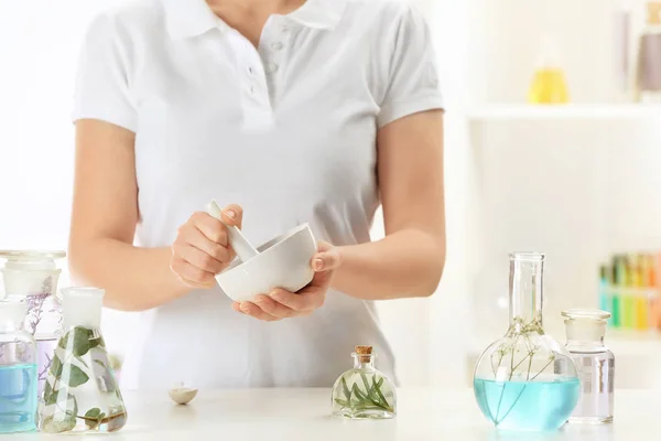 Frau bereitet Parfümöl an Tisch im Haus zu — Stockfoto