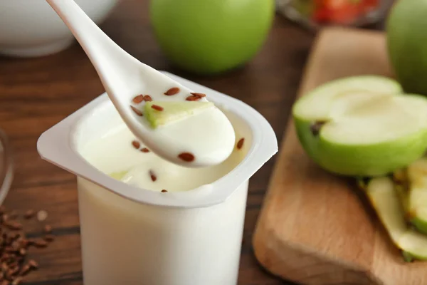 Їжа смачного яблучного йогурту з насінням льону, крупним планом — стокове фото