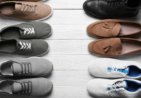 Різні чоловічі туфлі на світлому фоні — стокове фото