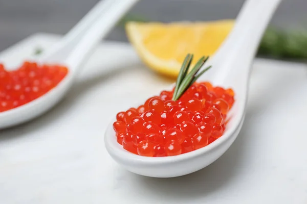 Cuchara con delicioso caviar rojo en la mesa, primer plano —  Fotos de Stock