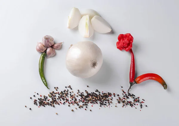 Composición con cebolla, ajo y chiles sobre fondo blanco, vista superior — Foto de Stock