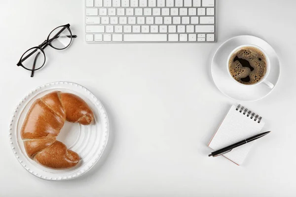 Composição com rolo de crescente saboroso fresco no fundo branco — Fotografia de Stock