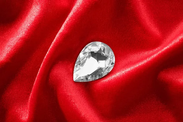 Piedra preciosa para joyas en terciopelo rojo —  Fotos de Stock