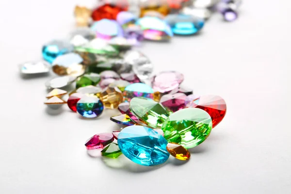 Barevné drahé kameny pro šperky na bílém pozadí — Stock fotografie