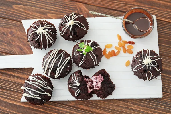 Ahşap tahta masada lezzetli çikolatalı kek ile — Stok fotoğraf