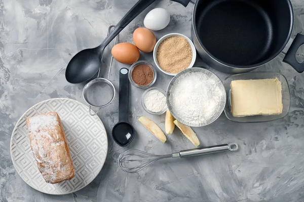 Ensemble d'ustensiles de cuisine avec des produits sur fond gris. Cours de maître de cuisine — Photo