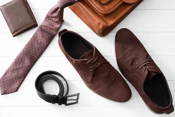 Composição com sapatos masculinos elegantes no chão — Fotografia de Stock