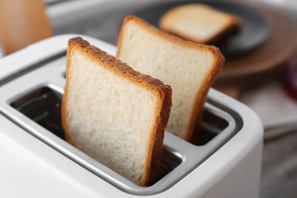 Plátky chleba v toustovač, closeup — Stock fotografie