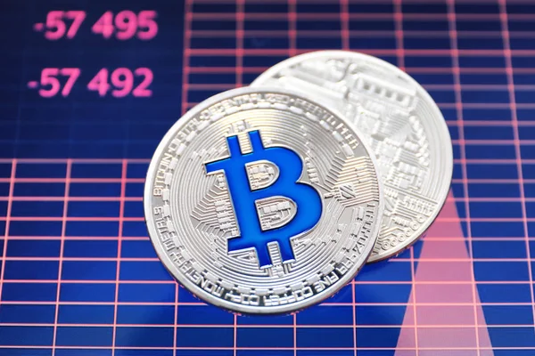 Silber-Bitcoins auf dem Bildschirm mit Diagramm. Finanzhandel — Stockfoto