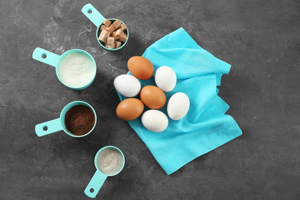 Ensemble d'ustensiles de cuisine et de produits sur fond gris. Cours de maître de cuisine — Photo