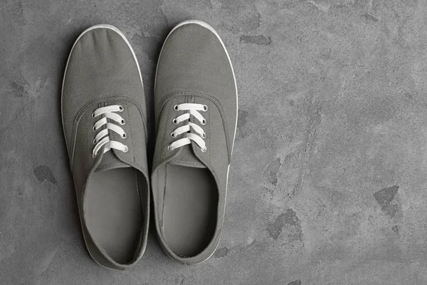 Eleganti scarpe maschili su sfondo grigio — Foto Stock