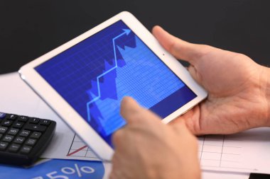 Hisse senedi grafiği veri masada ekranda tablet bilgisayar kullanan adam. Forex kavramı