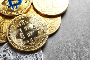 Gri zemin üzerine altın ve gümüş bitcoins. Finans ticaret