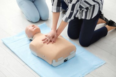 Bir grup insan manken İlkyardım sınıfı üzerinde Cpr pratiği