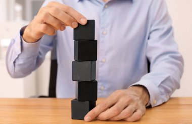 Adam ahşap bloklar kuleden masada, closeup bina