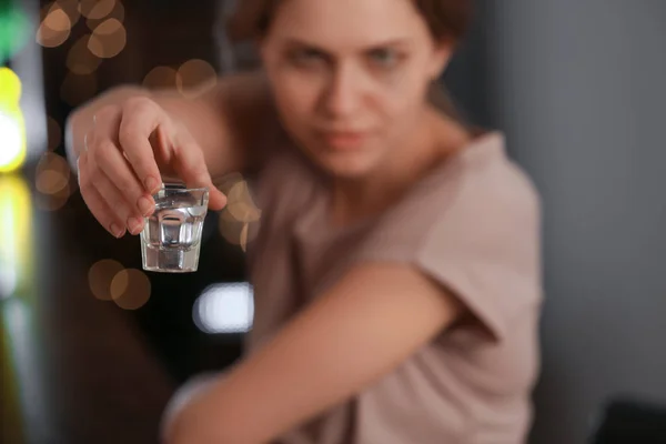 Mujer joven con un vaso de bebida en el bar. Problema de alcoholismo — Foto de Stock