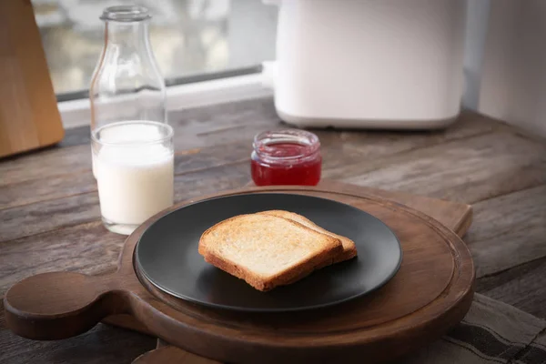 Тарелка с хлебом на столе — стоковое фото