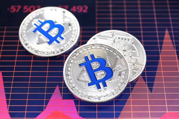 Silber-Bitcoins auf dem Bildschirm mit Diagramm. Finanzhandel — Stockbild Silber-Bitcoins auf dem Bildschirm mit Diagramm. Finanzhandel — Stockfoto