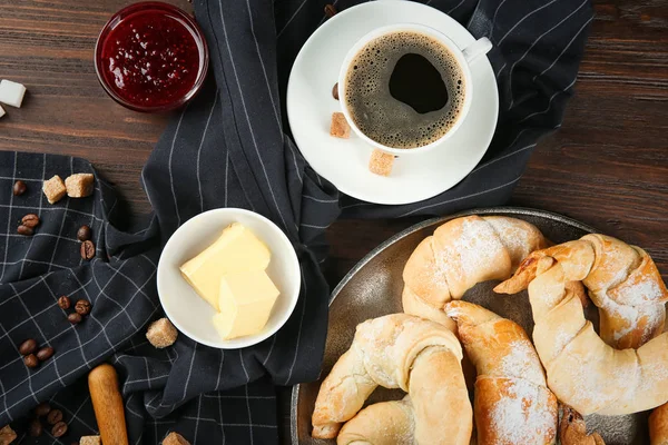 Komposisi dengan roti sabit segar dan kopi di atas meja kayu — Stok Foto
