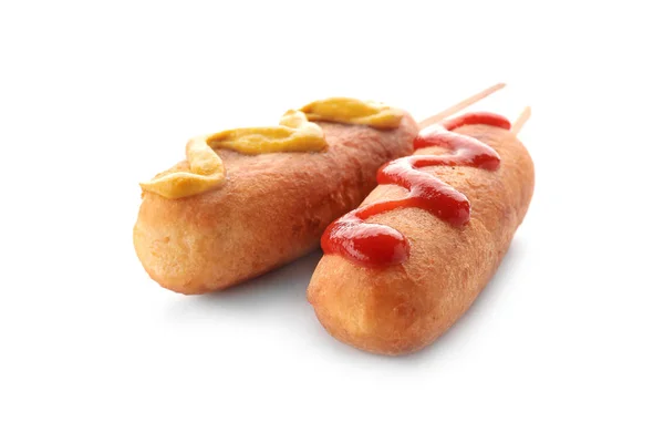 Chutné kukuřice dog s kečupem a hořčicí na bílém pozadí — Stock fotografie