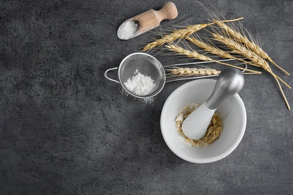 Köksredskap, vete spikar och mjöl på grå bakgrund — Stockfoto