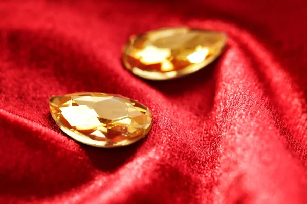 Pietre preziose per gioielli su velluto rosso — Foto Stock