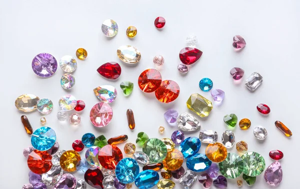 Färgstarka ädelstenar för smycken på vit bakgrund — Stockfoto