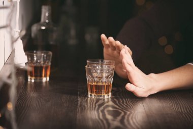 Alkol reddederek kadın