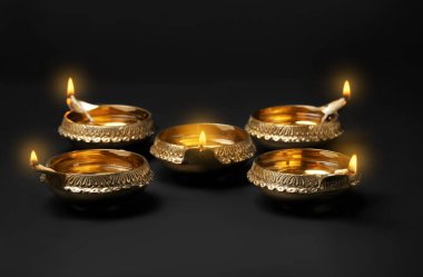 Diwali diyas veya kil lambalar koyu arka plan üzerinde